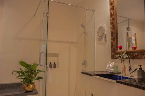 Ένα μπάνιο στο La Rose Suites