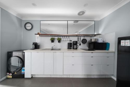 Kuchyň nebo kuchyňský kout v ubytování Neat & Tidy Studio with Firepit near Bathurst CBD
