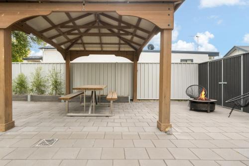 Patio nebo venkovní prostory v ubytování Neat & Tidy Studio with Firepit near Bathurst CBD
