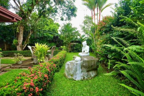 Zahrada ubytování Charming Retreat with Pool in Maharagama, Colombo
