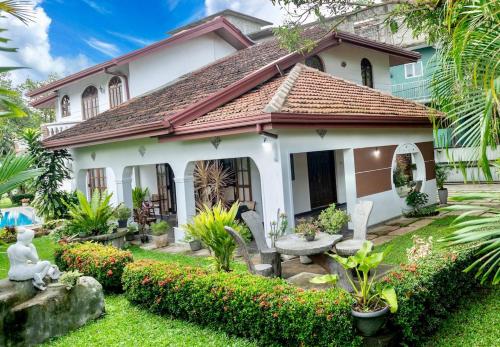 Zahrada ubytování Charming Retreat with Pool in Maharagama, Colombo