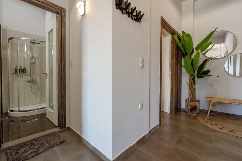 Ένα μπάνιο στο Ioanna Bayview Luxury Apartment 2BDR