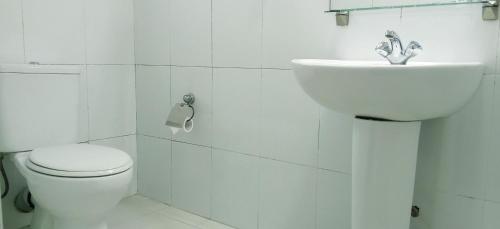 Bilik mandi di The Rock Hotel