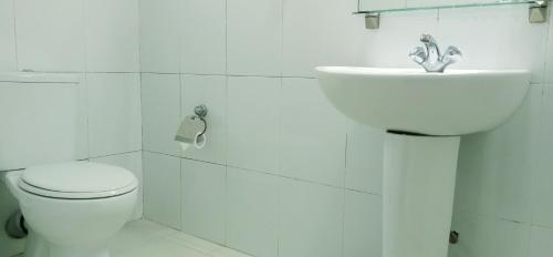 Bilik mandi di The Rock Hotel