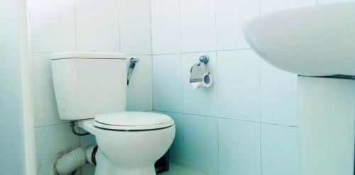 Bilik mandi di The Rock Hotel