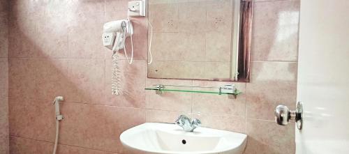 Bilik mandi di The Rock Hotel