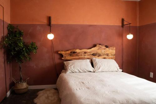Ein Bett oder Betten in einem Zimmer der Unterkunft West & Wild Yucca Hip Modern Pool Sleeps 10