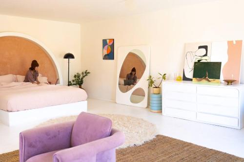 Ein Bett oder Betten in einem Zimmer der Unterkunft West & Wild Yucca Hip Modern Pool Sleeps 10