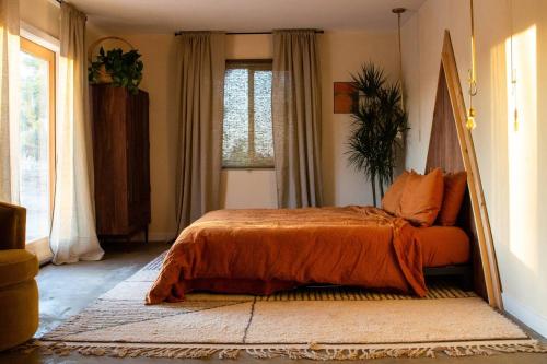 Ein Bett oder Betten in einem Zimmer der Unterkunft West & Wild Yucca Hip Modern Pool Sleeps 10