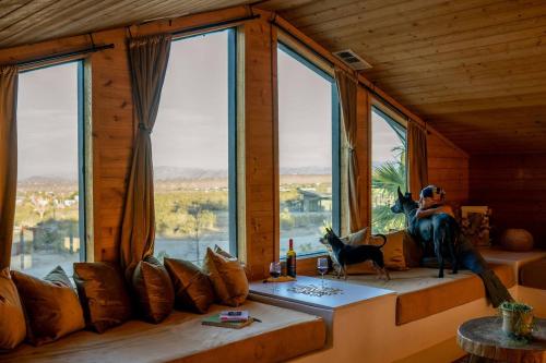 Ein Sitzbereich in der Unterkunft West & Wild Yucca Hip Modern Pool Sleeps 10