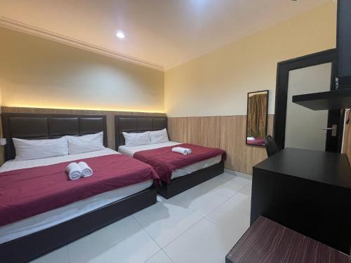 Postel nebo postele na pokoji v ubytování Hilltop Hotel Tanjung Malim