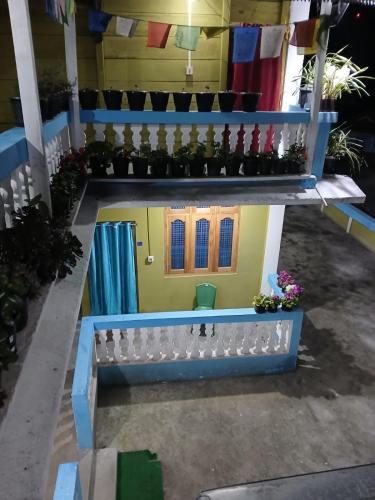 Dirang DzongにあるDouble D D Homestayのベンチと花のある家の模型