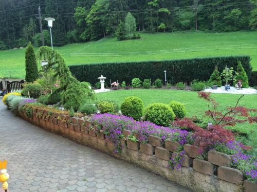 a garden with a row of bushes and flowers at Haus Magdalena Zimmer in Niklasdorf