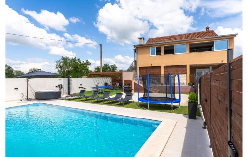 Πισίνα στο ή κοντά στο Lovely Apartment In Skabrnja