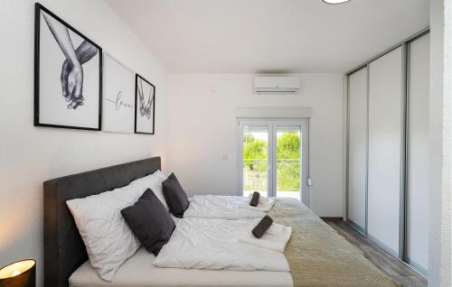 Ένα ή περισσότερα κρεβάτια σε δωμάτιο στο Lovely Apartment In Skabrnja
