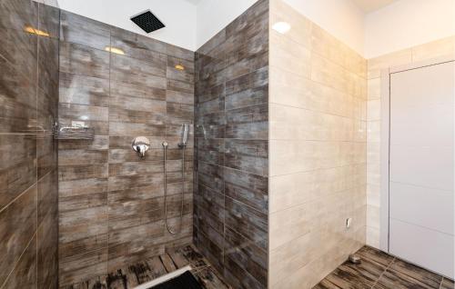 Ένα μπάνιο στο Lovely Apartment In Skabrnja