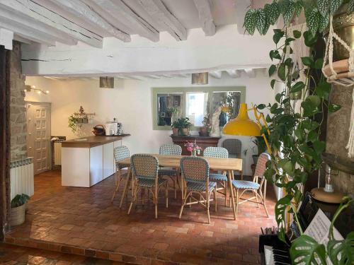 une salle à manger avec une table et des chaises dans l'établissement Grande Maison à Semur en plein coeur Historique, à Semur-en-Auxois