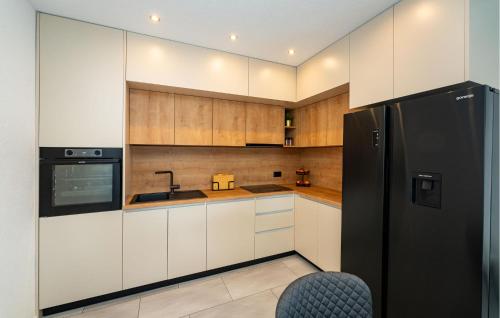 Η κουζίνα ή μικρή κουζίνα στο Lovely Apartment In Skabrnja