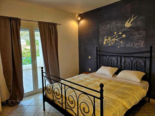 Giường trong phòng chung tại KOUNOUPISEA Holidays house ΜΕ ΥΠΕΡΟΧΗ ΘΕΑ ΣΤΟ ΠΟΡΤΟ ΧΕΛΙ
