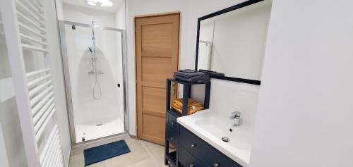 une salle de bain avec un lavabo et une douche dans l'établissement Maison confortable avec balcon et coin terrasse, à Allemont