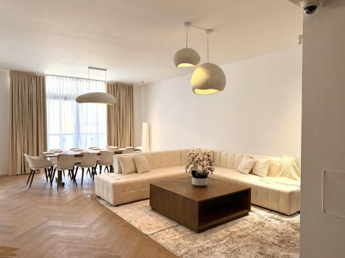 DIOM Luxe Hostel - Next to AUH & Yas Island
