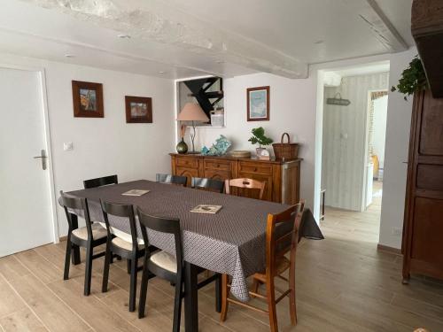 une salle à manger avec une table et des chaises dans l'établissement Maison Familiale de Centre-Ville, à Dives-sur-Mer