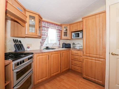 Kuchyň nebo kuchyňský kout v ubytování Ty Newydd Caravan