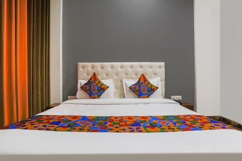 Postel nebo postele na pokoji v ubytování FabHotel Sky Rise Inn