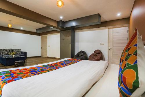 Katil atau katil-katil dalam bilik di FabHotel Sky Rise Inn Near Medanta- The Medicity Hospital, Gurugram