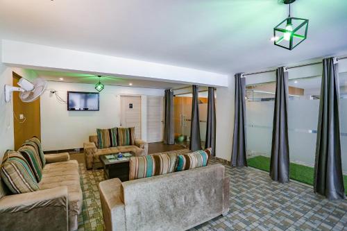 Televisyen dan/atau pusat hiburan di FabHotel Sky Rise Inn Near Medanta- The Medicity Hospital, Gurugram