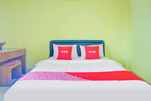 Postel nebo postele na pokoji v ubytování Hotel O Bandar Lampung Near Teropong Kota Bukit Cindy Formerly Divka Residence