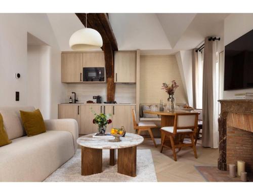 un salon avec un canapé et une table dans l'établissement Résidence SAINTE ELISABETH MARAIS, à Paris