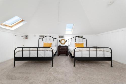 Кровать или кровати в номере Be a Nomad - Charming Pool House 1 block to beach