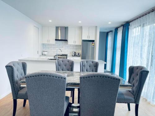 a kitchen with a dining room table and chairs at New Luxury House in Christchurch in Christchurch