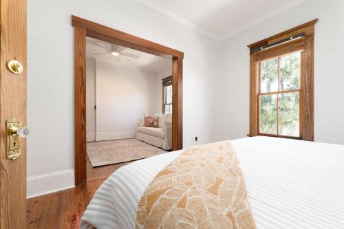 Кровать или кровати в номере Be a Nomad - Charming Pool House 1 block to beach
