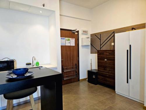 Кухня или мини-кухня в Leisure3 King Bed Imperium Residence Kuantan City View Studio
