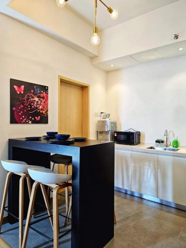 Кухня или мини-кухня в Leisure3 King Bed Imperium Residence Kuantan City View Studio
