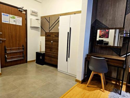 Телевизор и/или развлекательный центр в Leisure3 King Bed Imperium Residence Kuantan City View Studio