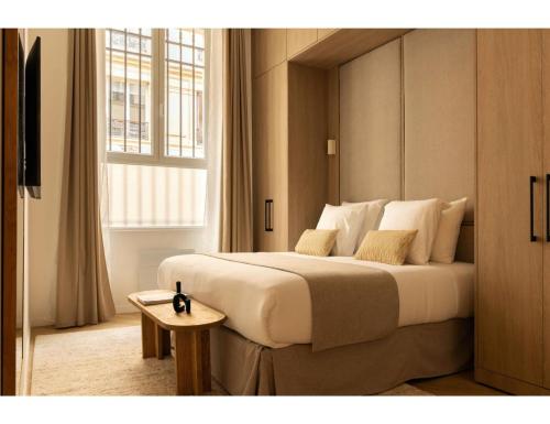 une chambre avec un grand lit et une fenêtre dans l'établissement Résidence SAINTE ELISABETH MARAIS, à Paris