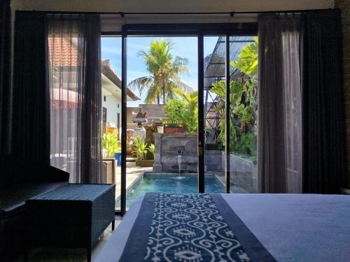 ウブドにあるMeliora bali villaのベッドルーム1室(ベッド1台付)が備わります。プールの景色を望めます。
