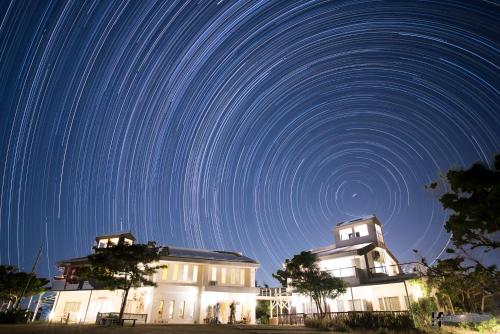 恒春古城Kenting COMIC B&B&SPRING的房屋上方天空中的星迹照片