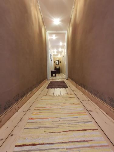 an empty hallway with a rug on the floor at Pension im Tal der Stille in Treseburg