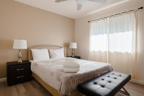 una camera da letto con un letto grande e una finestra di Enchanting Sonoma Wine Country Retreat 3BD2BA a Sonoma