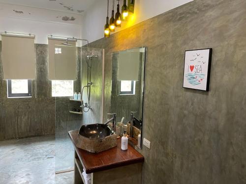 un baño con lavabo y ducha en Hoi An Villa near An Bang Beach, en An Bàn (2)