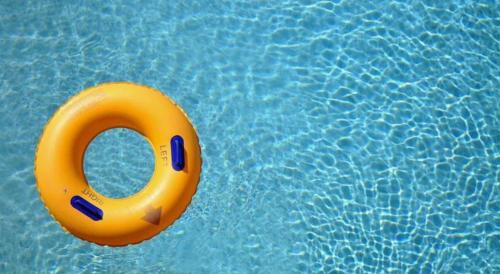 une bouée en caoutchouc jaune dans une piscine d'eau dans l'établissement Gia Hoa Hotel, à Vung Tau