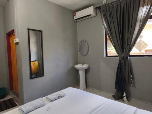 Кровать или кровати в номере Hotel O Selesa Inn