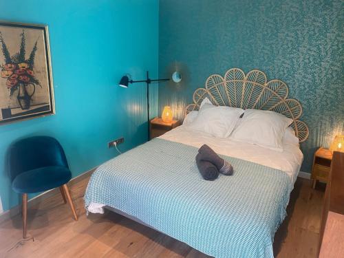 une chambre avec un lit avec un mur bleu dans l'établissement Atypical 5-person house with patio, downtown, air-conditioning, à Aix-en-Provence