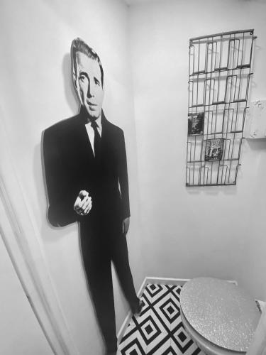 une photo d'un homme en costume sur un mur dans l'établissement Atypical 5-person house with patio, downtown, air-conditioning, à Aix-en-Provence