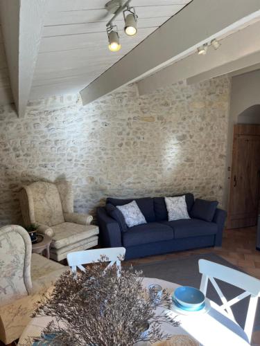 un salon avec un canapé bleu et des chaises dans l'établissement Petit lupin de l’estuaire, à Saint-Nazaire-sur-Charente