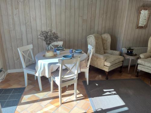 une salle à manger avec une table et des chaises dans l'établissement Petit lupin de l’estuaire, à Saint-Nazaire-sur-Charente